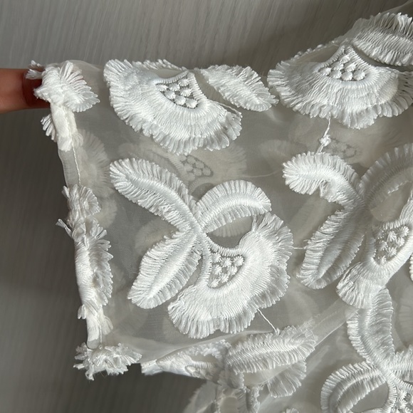 Gorgeous Floral appliqué ivory semi sheer top size M - Picture 7 of 8